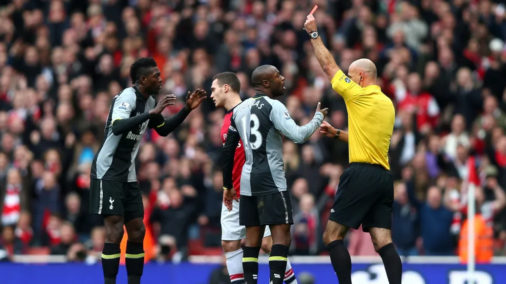 Vyloučený Adebayor v utkání s Arsenalem