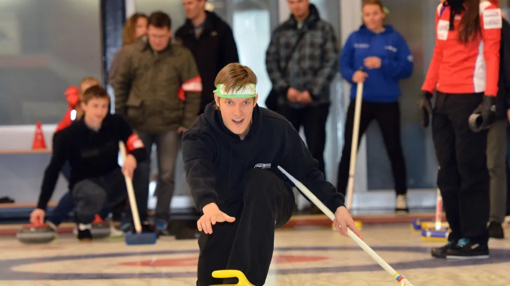 Krasobruslař Tomáš Verner při curlingu
