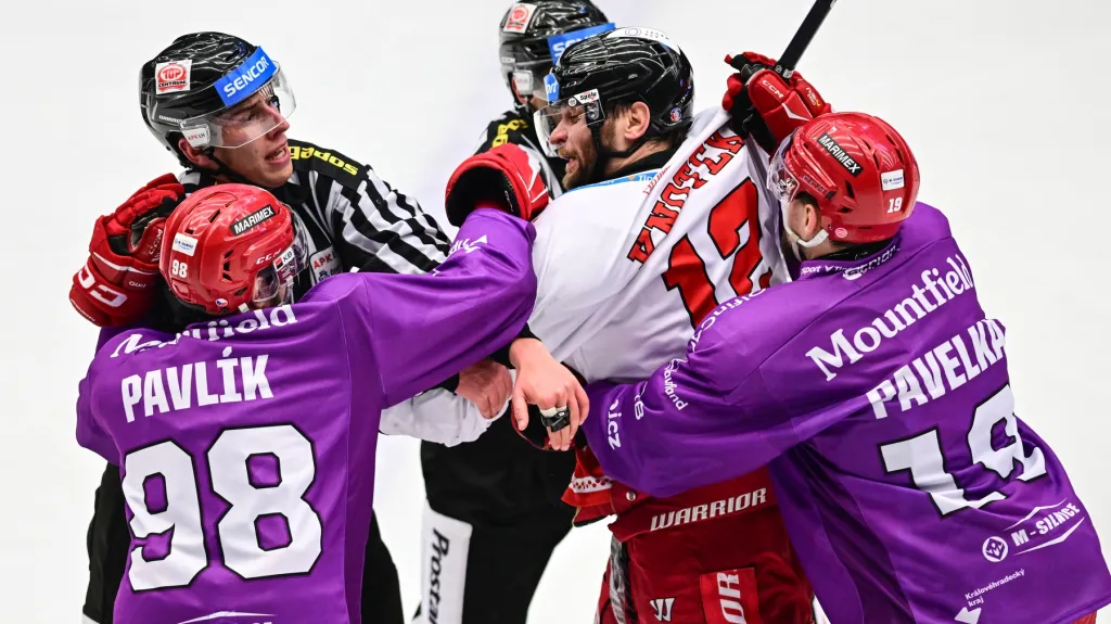 Jan Knotek v klinči s Tomášem Pavelkou a Radovanem Pavlíkem 