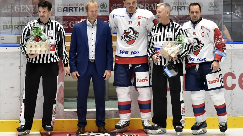 Rozlučka čárových sudí Petra Blümela (úplně vlevo) a Stanislava Barvíře