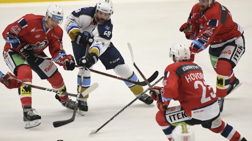 Jaromír Jágr v obležení pardubických hráčů