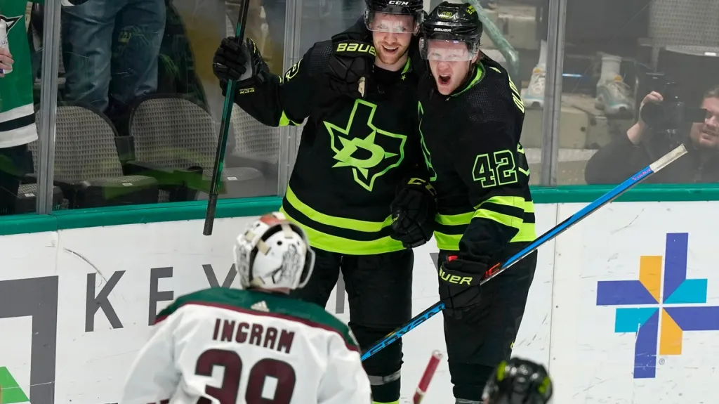 Radek Faksa (vlevo) se raduje se spoluhráčem z Dallasu