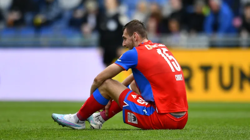 Tomáš Chorý z Plzně na trávníku v Mladé Boleslavi