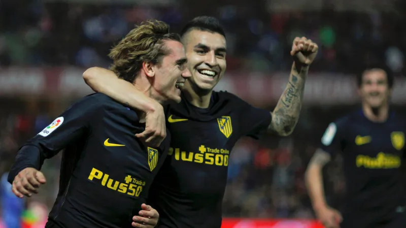 Antoine Griezmann (vlevo) rozhodl zápas v Granadě