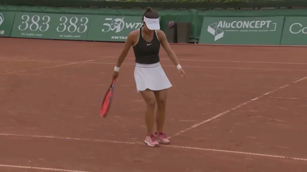 Amarissa Tóthová maže nesportovně stopu míčku