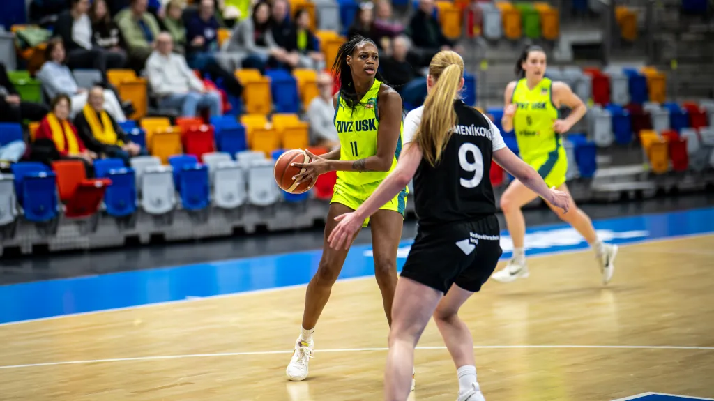 Valerianne Ayayiová ze ZVVZ USK Praha v utkání s Hradcem Králové