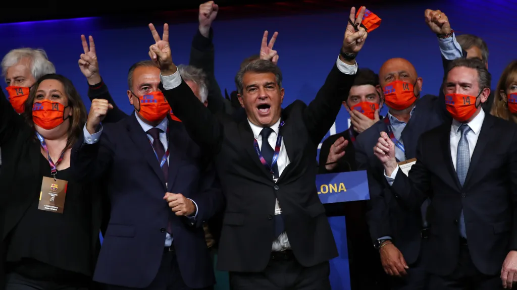 Joan Laporta slaví výhru ve volbách prezidenta FC Barcelona