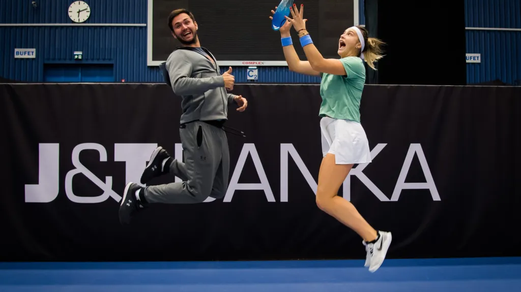 Aryna Sabalenková (vpravo) oslavuje s trenérem titul v Ostravě
