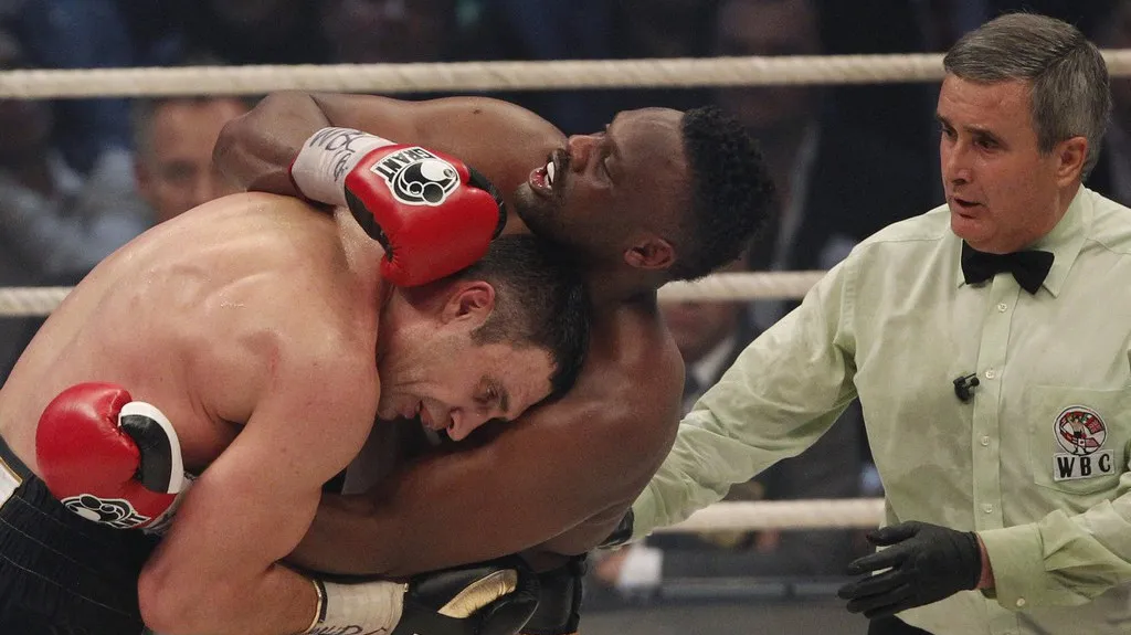 Vitalij Kličko v souboji s Dereckem Chisorou