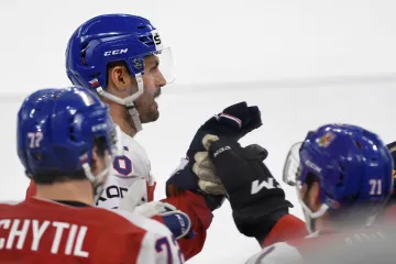 Michal Řepík přijímá gratulace od spoluhráčů