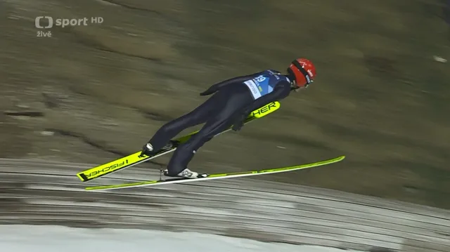 Medailové skoky trojice nejlepších závodnic na středním můstku