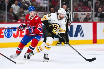 Pavel Zacha v duelu s Montrealem