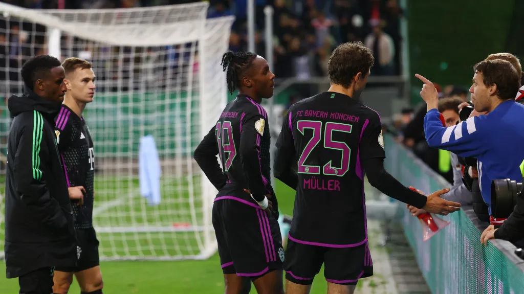 Thomas Müller (vpravo) v rozhovoru s rozhořčenými příznivci Bayernu