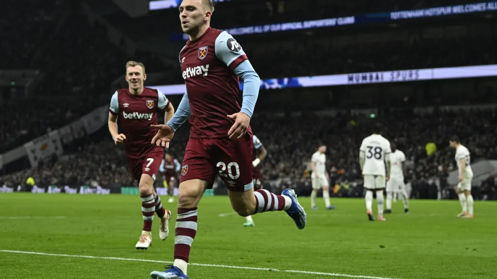 Jarrod Bowen z West Hamu se raduje z gólu v síti Tottenhamu