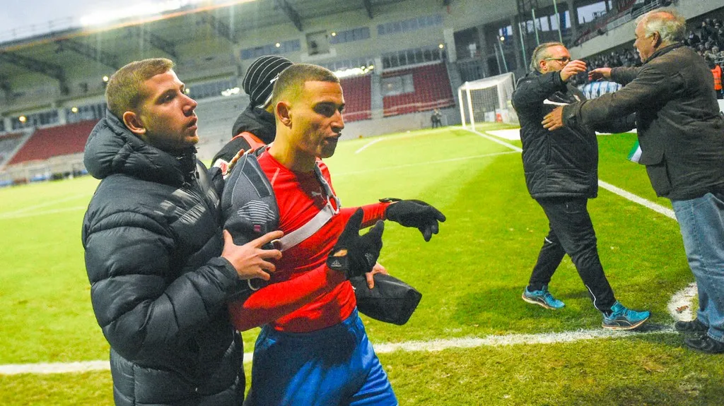 Jordan Larsson je odváděn ze hřiště po prohraném utkání Helsingborgu