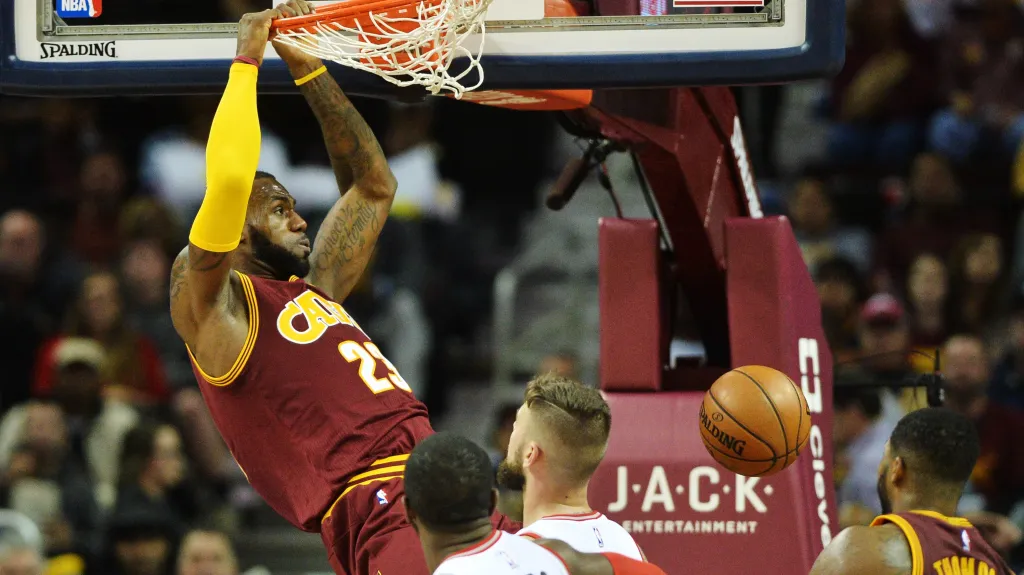 Smeč LeBrona Jamese z Clevelandu v utkání s Torontem