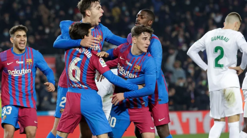Fotbalisté Barcelony slaví trefu proti Elche