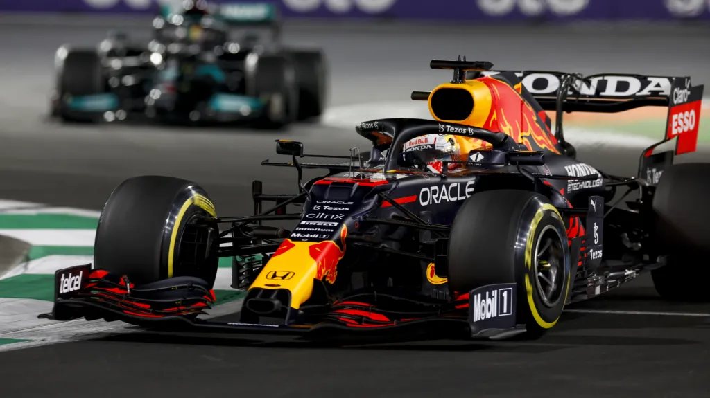 Max Verstappen v čele VC Abú Dhabí před Lewisem Hamiltonem