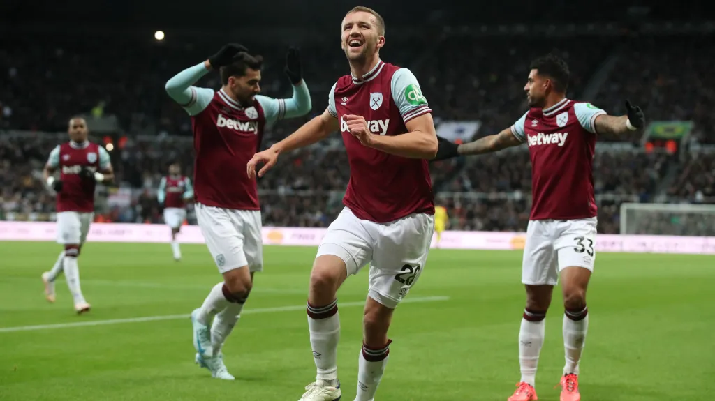 Emoce Tomáše Součka z West Hamu (uprostřed) po vstřelené brance v Newcastlu