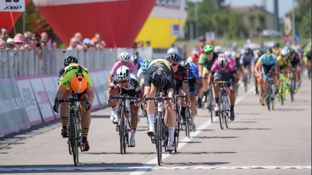 Jolien D'Hooreová (vpravo) poráží Chloe Hoskingovou