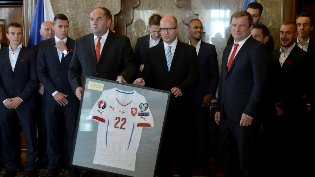 Premiér Bohuslav Sobotka s českými fotbalovými reprezentanty