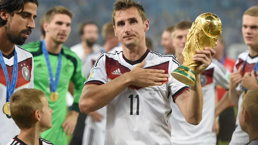 Miroslav Klose s trofejí pro mistry světa