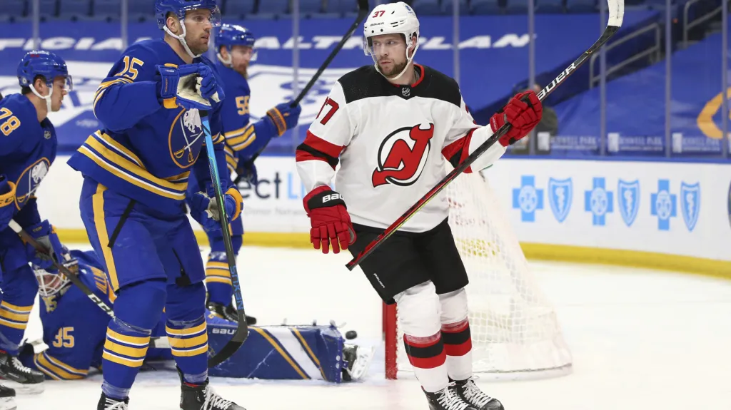 Pavel Zacha v utkání s Buffalem