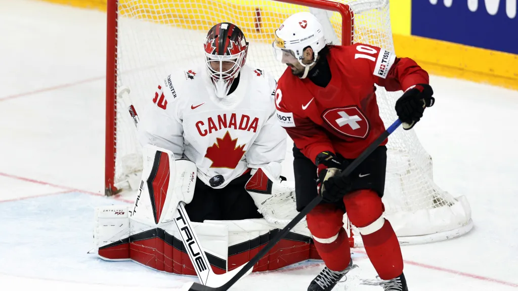Švýcarská legenda Andres Ambühl před kanadským brankářem Jordanem Binningtonem