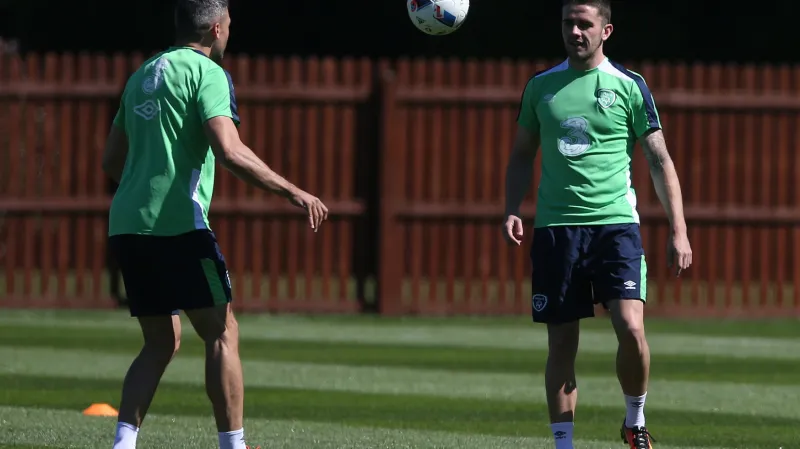 Jon Walters (vlevo) a Robbie Brady