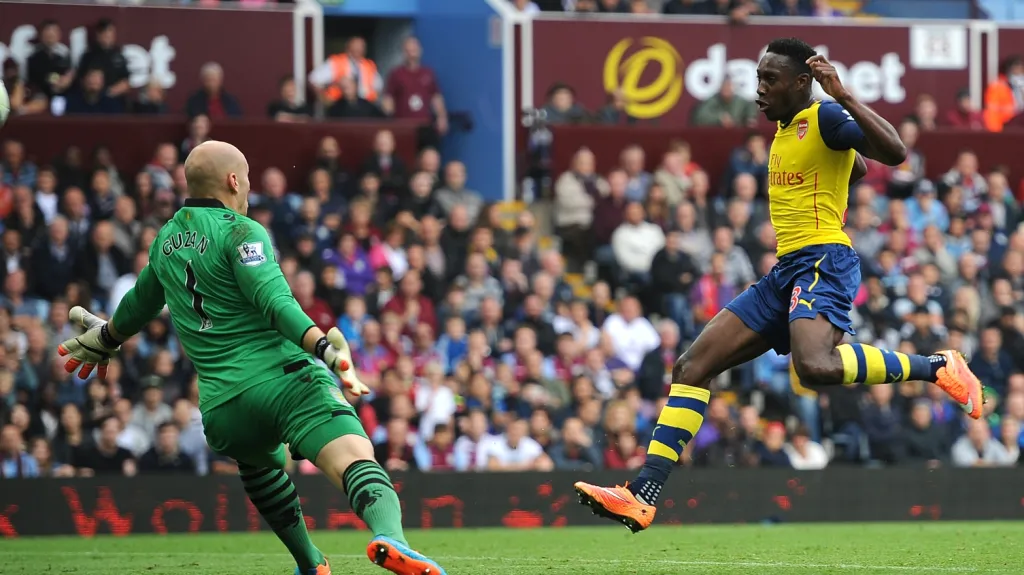 Danny Welbeck (vpravo) v dresu Arsenalu