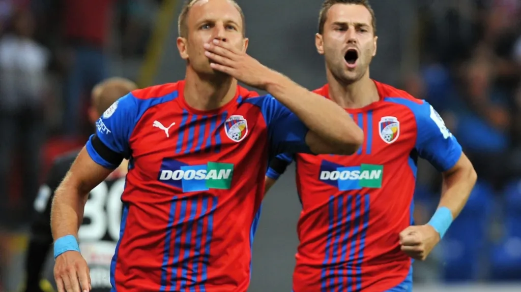 Daniel Kolář (vlevo) a Radim Řezník se radují z gólu