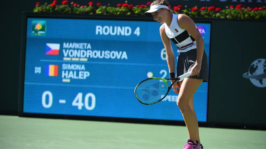 Markéta Vondroušová v utkání se Simonou Halepovou na turnaji v Indian Wells