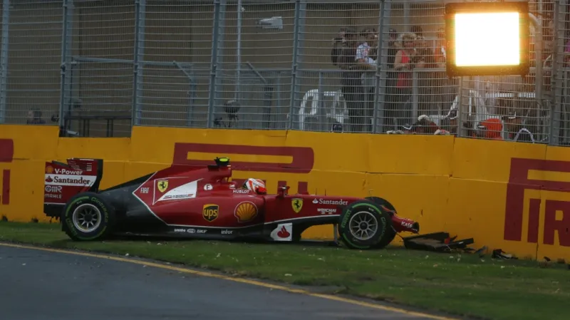 Kimi Räikkönen v kvalifikaci narazil do zdi.