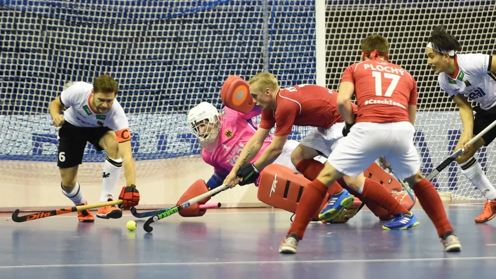 Čeští pozemní hokejisté (v červeném) v utkání s Německem 