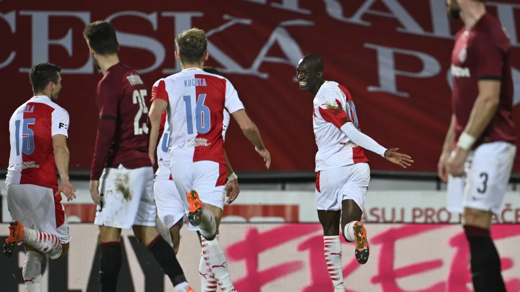 Abdallah Sima slaví gól v derby