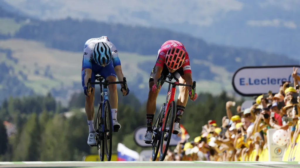 Magnus Cort Nielsen (vpravo) vítězí v etapě Tour de France před Nickem Schultzem