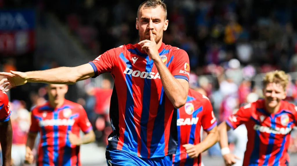 Tomáš Chorý z Plzně oslavuje gól v utkání s Ostravou
