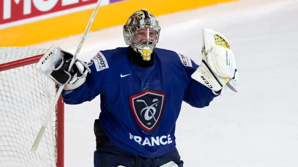 Slavící brankář Francie Florian Hardy 