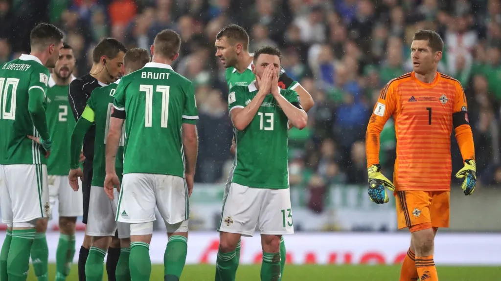 Zkoprnělí Severní Irové po odpískání klíčové penalty