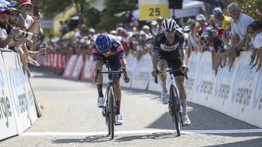 Souboj Oscara Onleyho a Joaa Almeidy v cíli páté etapy Tour de Suisse