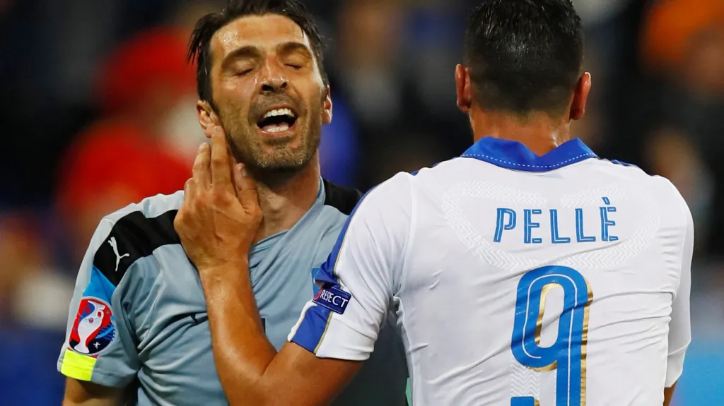 Italové Gianluigi Buffon (vlevo) a Graziano Pellé