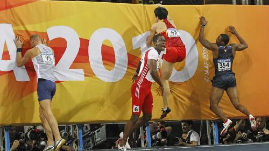 Doběh závodu na 60 metrů překážek