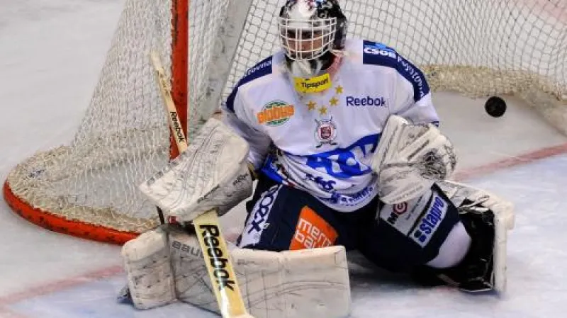 Pardubický brankář Martin Růžička inkasuje vyrovnávací gól