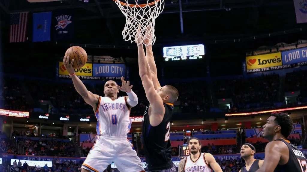 Russel Westbrook (v bílém)