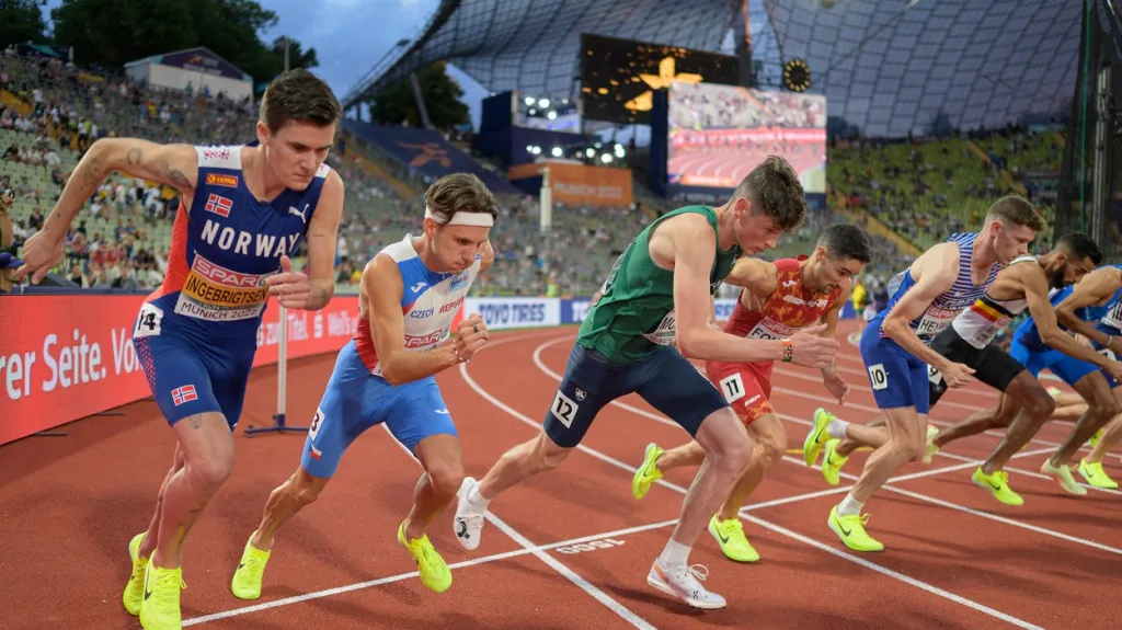 Jan Friš (druhý zleva) vedle Jakoba Ingebrigtsena