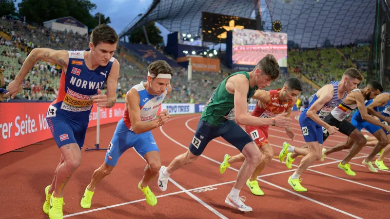 Jan Friš (druhý zleva) vedle Jakoba Ingebrigtsena