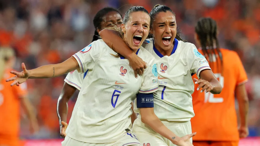 Sandie Tolettiová oslavující gól