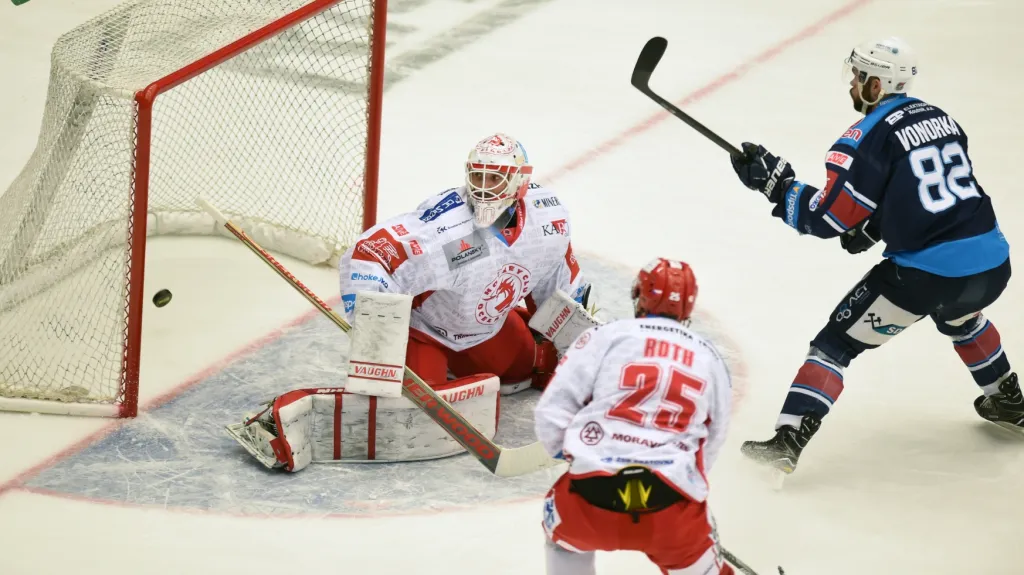 Michal Vondrka překonává třineckého brankáře Hrubce