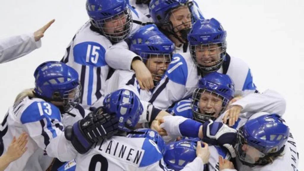 Hráčky Finska se radují ze zisku bronzové medaile