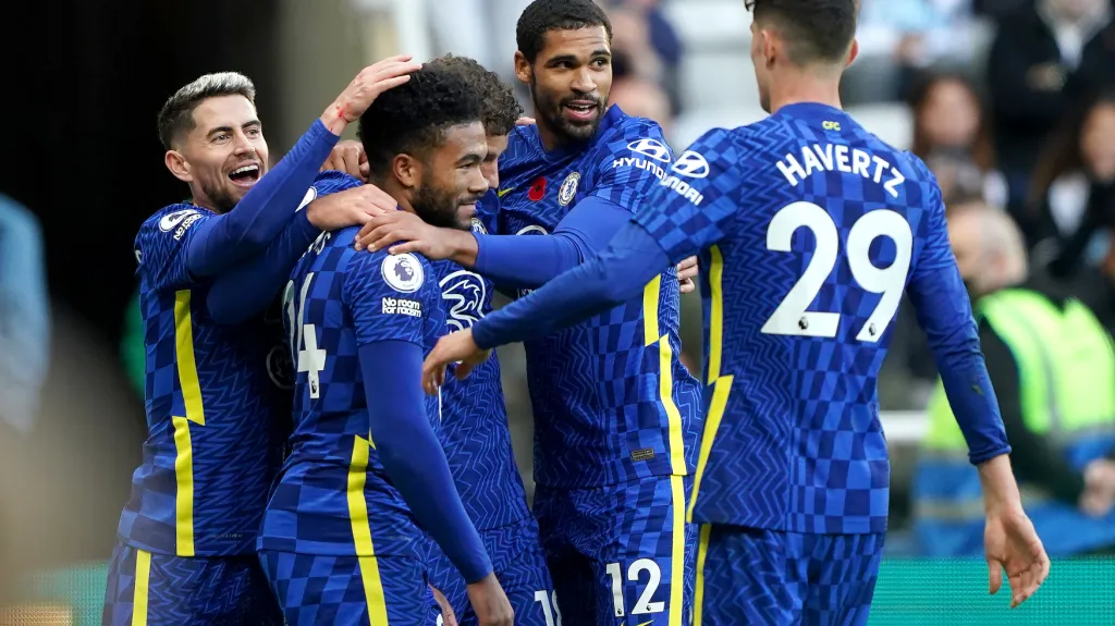 Slavící fotbalisté Chelsea